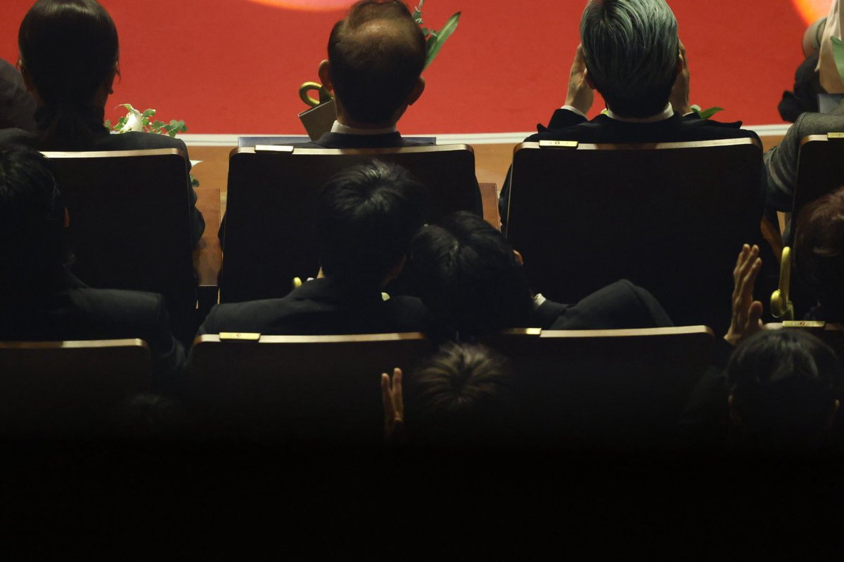 형이 기댄다고 약간 기울인 워누가 조흠 이게 워누의 사랑방식이야…..