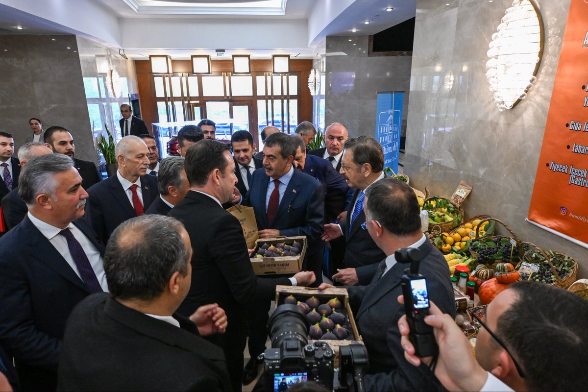 Hamidiye Tarım Lisesi Türkiye’ye Model Oldu! 🌱

Milli Eğitim Bakanı Sayın Yusuf Tekin ile TOBB Başkanımız ve Dünya Odalar Federasyonu Başkanı Sayın M. Rifat Hisarcıklıoğlu’nun katılımıyla TOBB İkiz Kuleler’de tarım sektörüne yönelik “Mesleki ve Teknik Eğitim İş Birliği