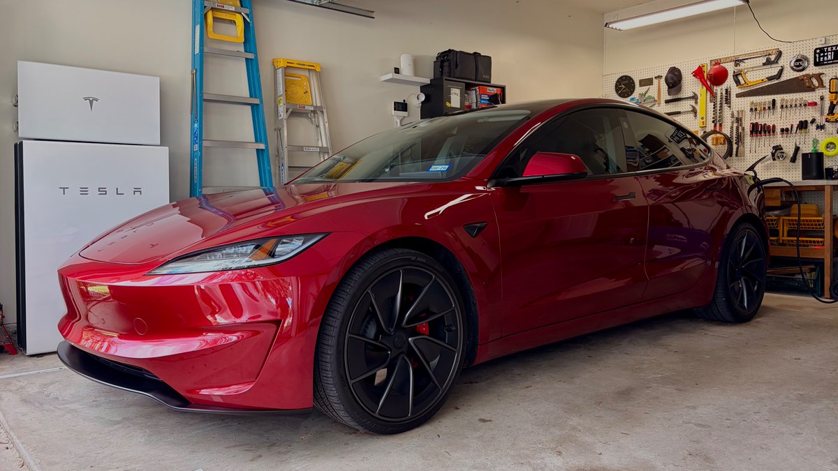 TechOperator's tweet image. With Tesla, you can have a fuel station built right into your garage. 🔋⚡️

Perfect for your errands, daily commute, or weekend shenanigans. 🚗💨