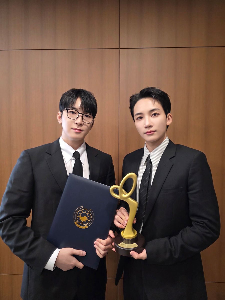 [17'S] &lt;2025 대한민국 대중문화예술상&gt;에서 세븐틴이 대통령 표창을 수상하였습니다.
늘 많은 사랑과 응원을 보내주신 캐럿 여러분께 감사드립니다🩷🩵
