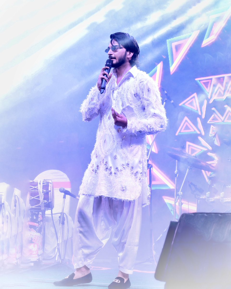 amaanfaridy's tweet image. Mic in hand, style on point, and ready to set the stage on fire💥🎤❤️

📸 #srijanstudio 

Outfit Design By #Vastrikha 

#kurtastyle #stagelook #eventhost #anchorlife #anchoraf #amaanfaridy