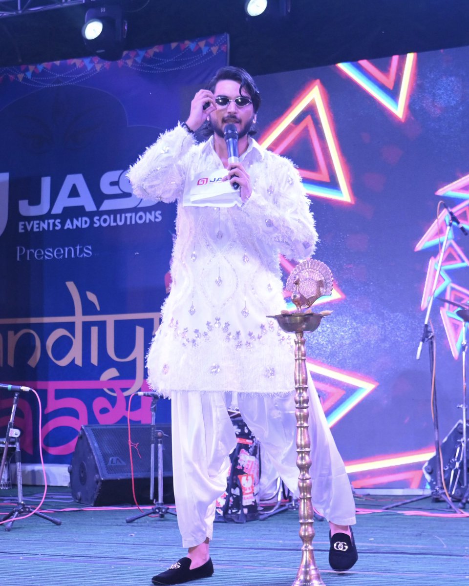 amaanfaridy's tweet image. Mic in hand, style on point, and ready to set the stage on fire💥🎤❤️

📸 #srijanstudio 

Outfit Design By #Vastrikha 

#kurtastyle #stagelook #eventhost #anchorlife #anchoraf #amaanfaridy