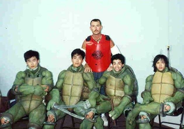 KromicB's tweet image. ¿A qué edad descubriste que en las películas de los años 90 de 'LAS TORTUGAS NINJA' no utilizaron tortugas mutantes reales si no actores disfrazados?