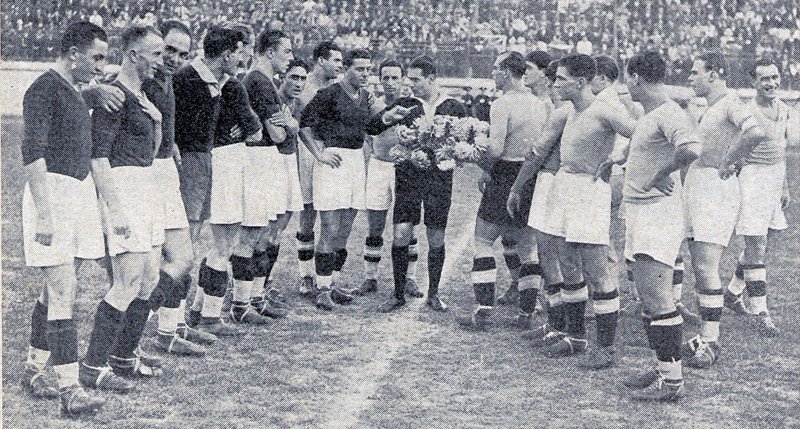 #23ottobre 1932, stadio del P.N.F., i capitani, Attilio Ferrairs IV per la #asroma e Ezio Sclavi per la #Lazio, discutono con l'arbitro Carraro di Padova prima di un derby vinto 2-1 dai biancocelesti (⚽️ 46' De Maria, 63' Volk, 83' Castelli) | #LazioNostalgia