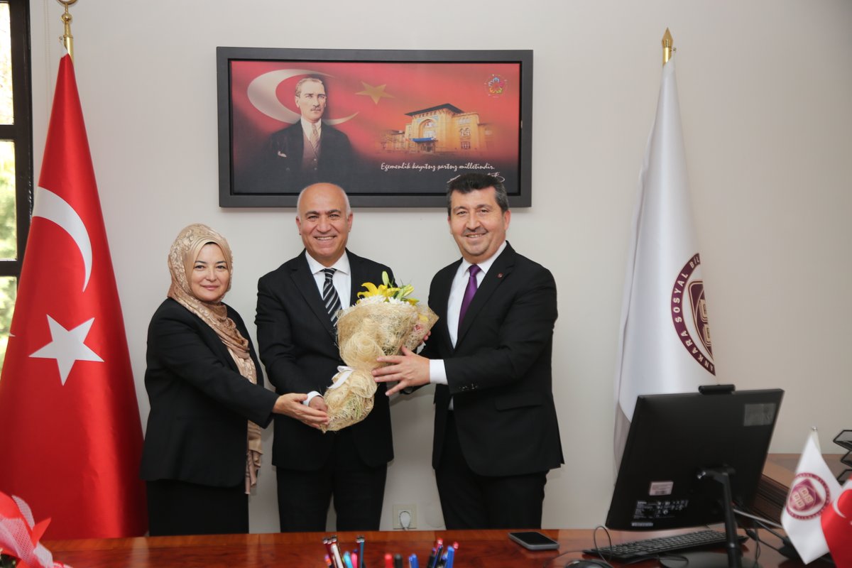 Bölümümüz hocalarından Prof. Dr. Münire Kevser Baş, ASBÜ SBBF Dekanlık görevini 20.10.2025 itibarıyla bölümümüz hocalarından Prof. Dr. Bilal Çakıcı'ya devretmiştir. Kendisine değerli katkıları için teşekkür eder, Prof. Dr. Bilal Çakıcı Hocamıza yeni görevinde başarılar dileriz.