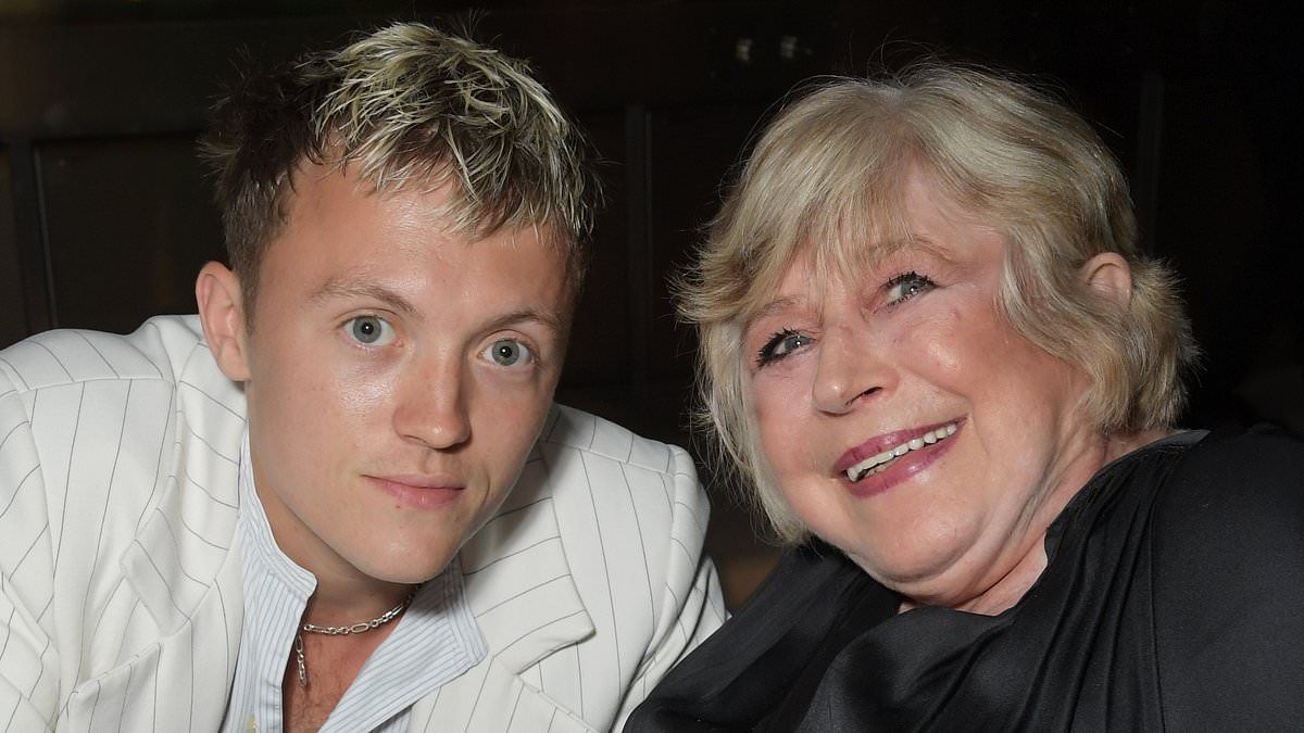 Marianne Faithfull's grandson caught up in toxic £400k inheritance row after the death of his other grandmother 
dailymail.co.uk/news/article-1…