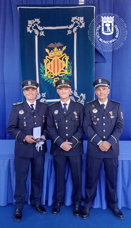 🎖️Orgullosos de recibir la Medalla al Mérito Profesional con Distintivo Azul en el Día del Patrón de <a href="/policialocalvlc/">PoliciaLocalValència</a>.
👮🏽👮🏽‍♀️Un honor que refuerza nuestro compromiso de servicio a la ciudadanía.
#PolicíaLocal
#Valencia
