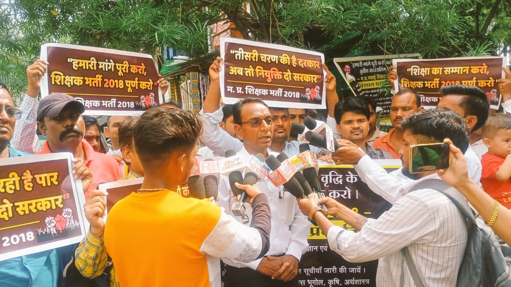 RavidasShyamlal's tweet photo. मध्यप्रदेश के लाखों युवाओं के सपनों का कत्लेआम..😡
 2018 की शिक्षक भर्ती में चयन सूचियों में 3000 हजार नामों का दोहराव कर भर्ती को उलझा दिया ! ये उन मासूम बच्चों के भविष्य पर गहरा आघात हैं, जो 7 साल से चयनित होकर बेरोजगारी का दंश झेल रहे हैं! फर्जी प्रमा�� पत्र वालों ओर अधिकारियों के करीबियों को नौकरी, असली उम्मीदवारों को ठेंगा!
शिवराज सिंह चौहान-कमलनाथ से लेकर मोहन यादव सरकार  तक—सबकी मिलीभगत!
समय रहते न्याय नहीं किया तो लाखों क्वालीफाईड अभ्यर्थी उतरेंगे सड़कों पर!! #MPTeacherScam_2018
#मध्यप्रदेश 
@VoiceOfTribals_ 
@HIRA_ALAWA