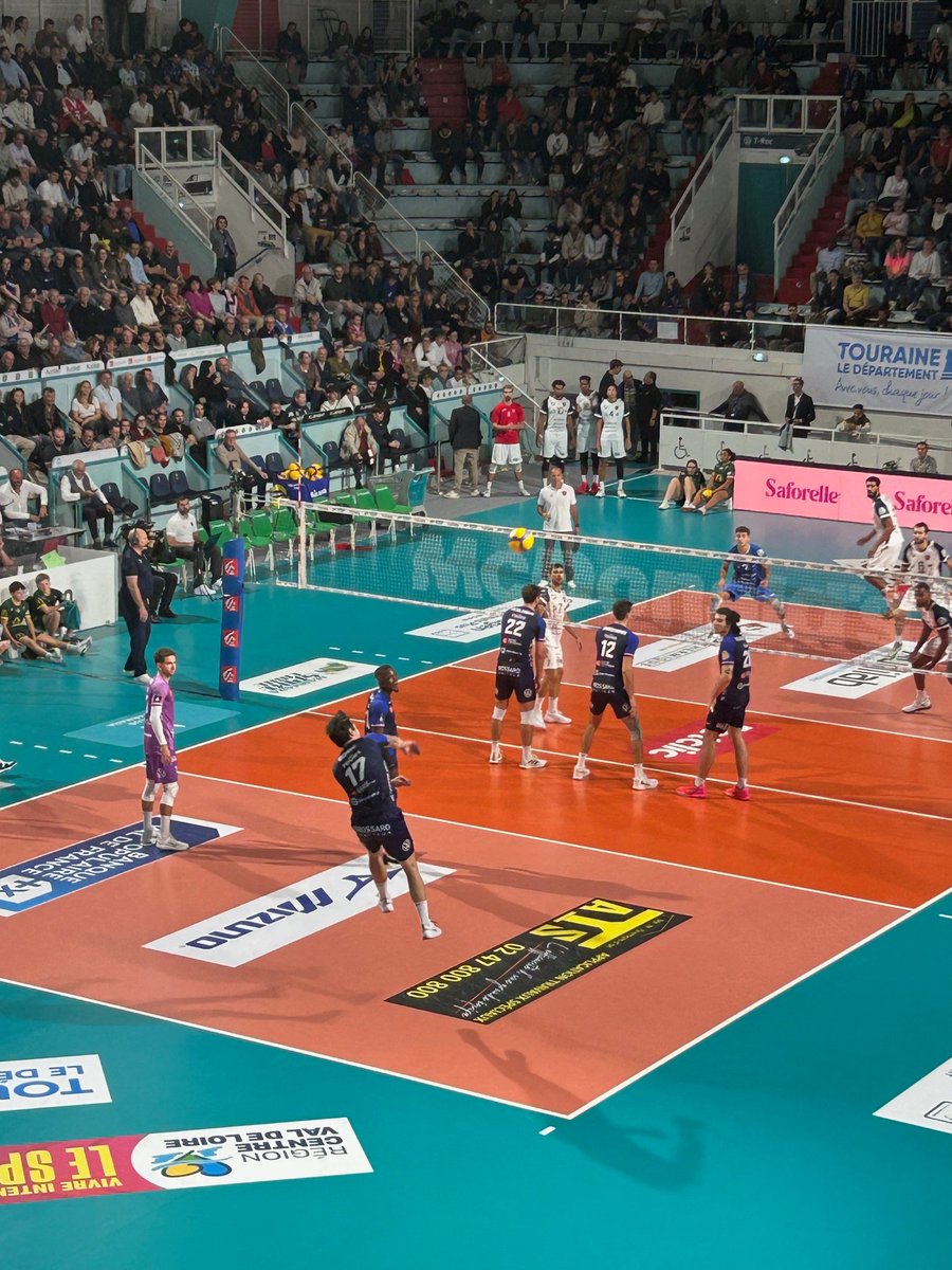 IsfecSt's tweet photo. Hier soir les étudiants de licence 1 de l'ICP (antenne de Tours) ont eu la chance d'assister au match du Tours Volley-Ball… et à une belle victoire du TVB ! Belle manière de renforcer la cohésion du groupe et de célébrer ensemble les valeurs d'esprit d'équipe et d'engagement ! https://t.co/G54NuwPHov