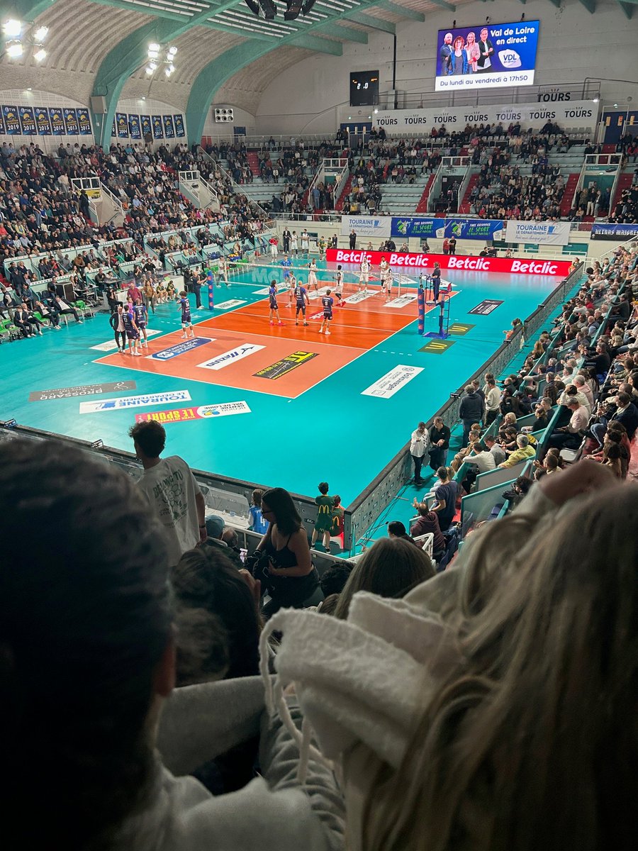 IsfecSt's tweet photo. Hier soir les étudiants de licence 1 de l'ICP (antenne de Tours) ont eu la chance d'assister au match du Tours Volley-Ball… et à une belle victoire du TVB ! Belle manière de renforcer la cohésion du groupe et de célébrer ensemble les valeurs d'esprit d'équipe et d'engagement ! https://t.co/G54NuwPHov