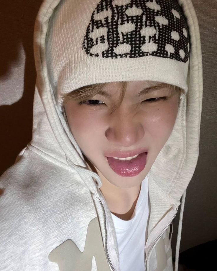 cye_base's tweet image. CLOSE YOUR EYES Kenshin just announced on Weverse DM that he’s been discharged from the hospital and is feeling better now!