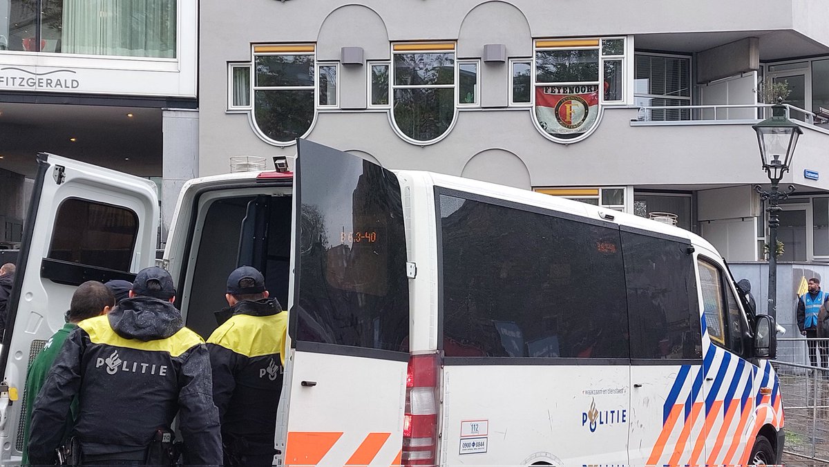 Ook op Oude Haven wappert de Feyenoordvlag trots. Vele Grieken komen aan mij en collega Rijnmond vragen of er al nieuws is. Nee, ook wij weten nog niets definitief... #feyPAN