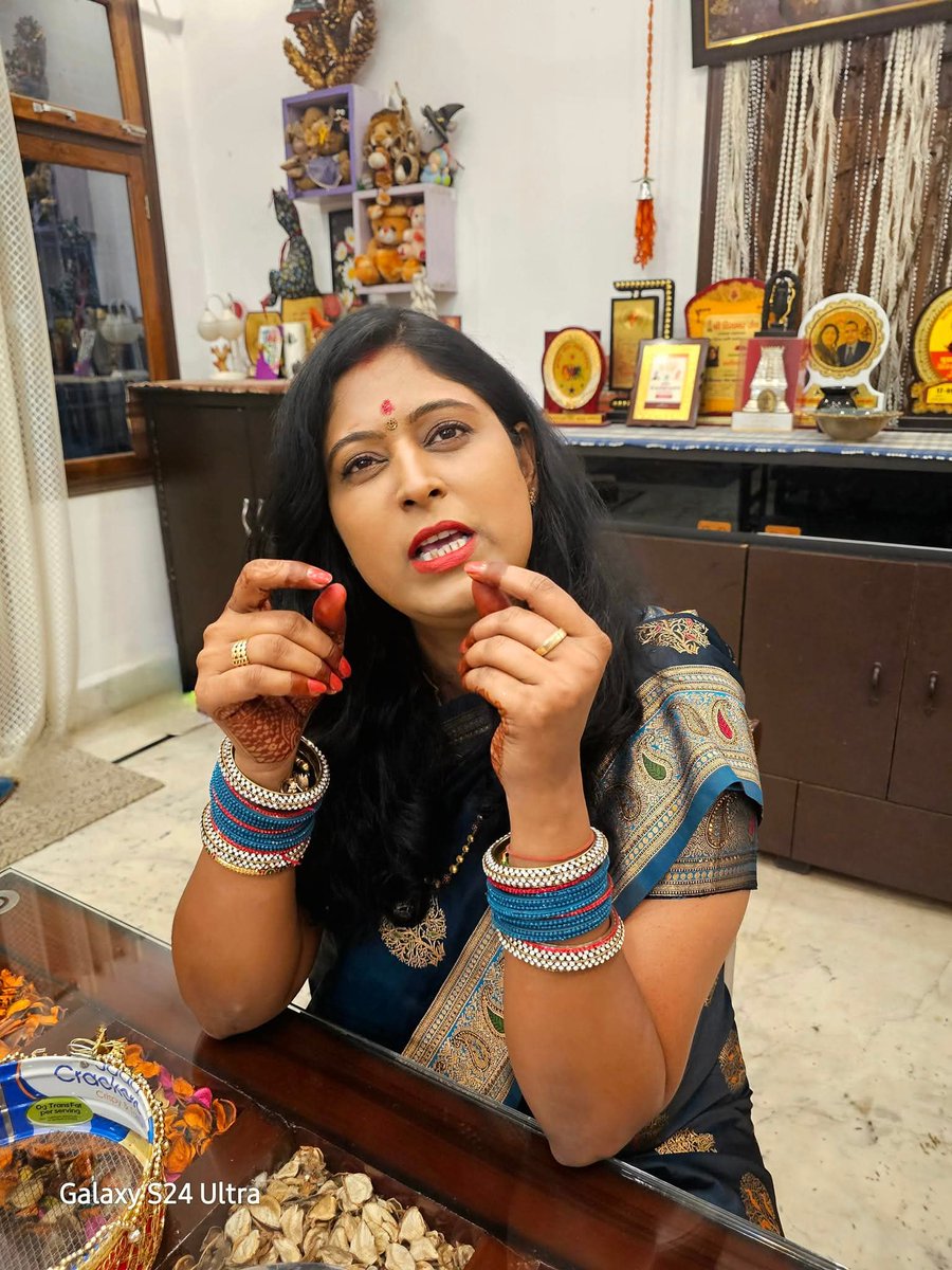 दोगलों से सावधान रहिए ................................

संविधान  ले  आज घूमते  कल शरिया अपना लेंगे ।
जाति जाति चिल्लाने वाले खुद खतना करवा लेंगे।।
______©राष्ट्रपुत्री समीक्षा सिंह ।  उत्तर प्रदेश 
संगठित रहिए और आधार भूलिए मत