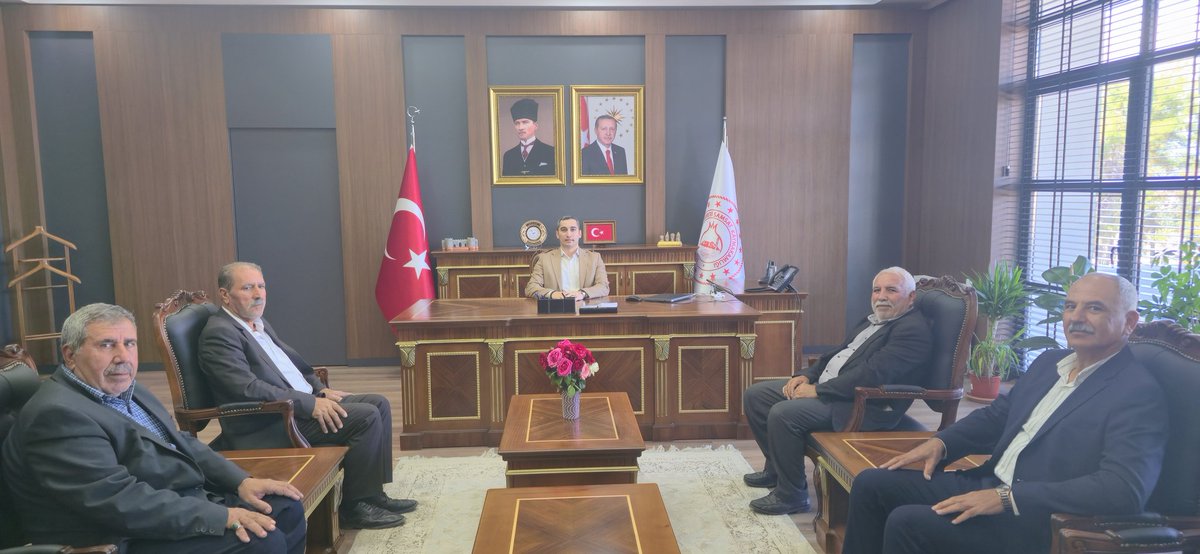 📍Muhtarlar Günü Buluşması
Kaymakamımız Sayın Hasan İnanç GÖKÇAYIR, Muhtarlar Günü münasebetiyle ilçemiz mahalle ve köy muhtarlarıyla bir araya geldi.
Program kapsamında, Samsat Muhtarlar Derneği Başkanı Sayın Suphi TAŞKIN’a günün anısına çiçek takdim edildi.