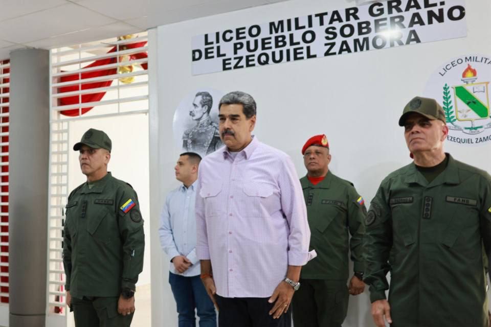 Andreanzox's tweet photo. #Ahora| Presidente Nicolás Maduro: Estamos en las instalaciones del Liceo Militar General del Pueblo Soberano, Ezequiel Zamora, en Caracas, desde acá estamos evaluando la continuidad del #OBTRATÓN en materia educativa. https://t.co/nSUjPieC6W