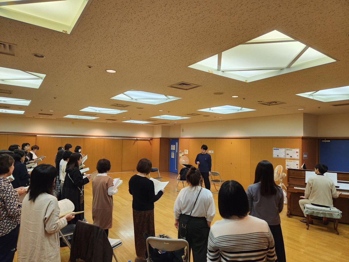 ensembleFlowEF's tweet image. 今日は、ほぼ1ヶ月ぶりの #相澤直人 先生レッスンでした😂1/25の定演に向け、ザーッとたくさん歌い、あっという間の2時間でした。アフターは、赤坂見附の中華屋、円卓を囲んで楽しいひとときでした🍺相澤先生がいると、飲みも人が多い🤩✨ゆめ缶さん、トロサへ気をつけて、行ってらっしゃ～い💃🕺🇪🇸