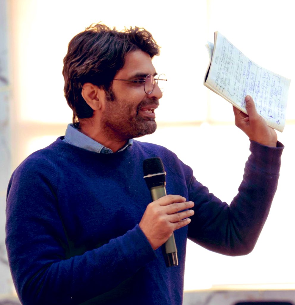 भारतीय युवा कांग्रेस के नवनियुक्त प्रभारी श्री मनीष शर्मा जी को हार्दिक बधाई एवं शुभकामनाएँ।

विश्वास है कि आपके नेतृत्व में संगठन नई ऊर्जा और दृढ़ संकल्प के साथ नई ऊँचाइयों को प्राप्त करेगा।
<a href="/KoiManish/">मनीष</a> <a href="/IYC/">Indian Youth Congress</a>
