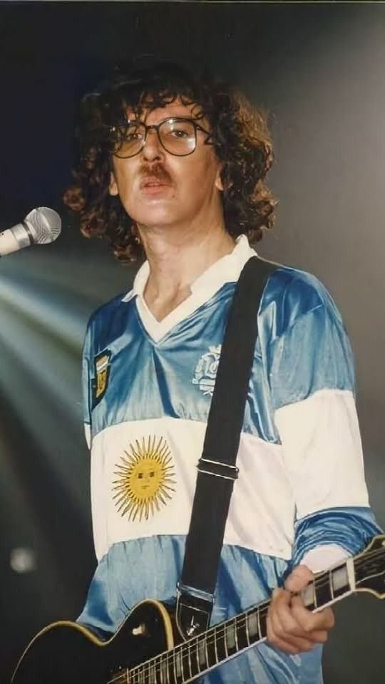Feliz cumple  Charly!
Gracias por tanto ❤️

Los gurkas siguen avanzando
Los viejos siguen en TV
Los jefes de los chicos
Toman whisky con los ricos
Mientras los obreros hacen masa
En la Plaza como aquella vez
Como aquella vez