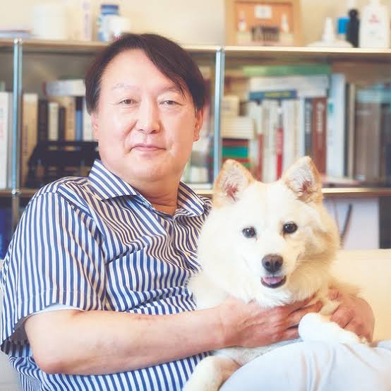 - 항상 직접 요리하는 만능 요리사
- 김치찌개와 계란말이를 좋아하는 친근한 정치인
- 노래도 잘 부름
- 반려견 사랑하는 동물애호가
- 모의재판에서 전두환에게 사형 선고를 내린 소신 있는 법조인
- 사람에게 충성하지 않는 공정의 아이콘
- 변호인 보고 2시간동안 울은 감성있는 남자
- 니미럴뻐큐