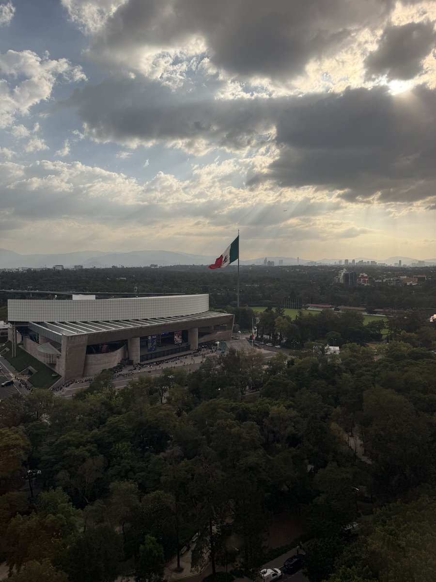 ArrowMcLaren's tweet photo. Something about the flags here just evoke ✨emotion🇲🇽🙂‍↕️ https://t.co/RndNxbHkS3