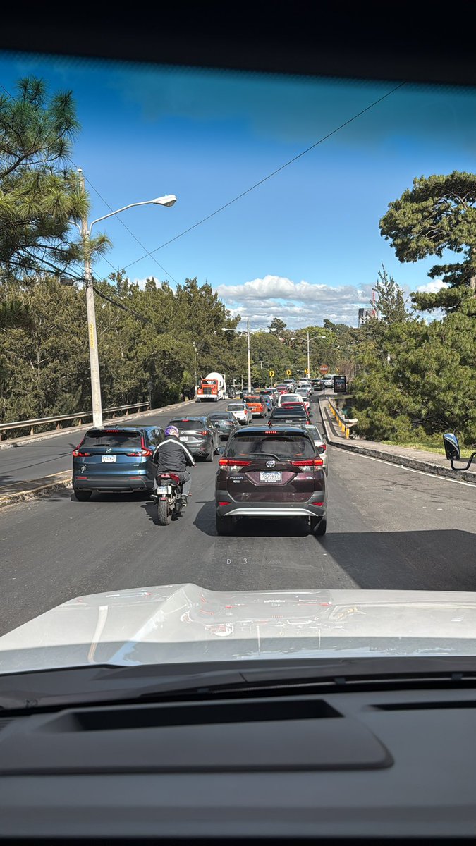 cuicui7's tweet image. La @muniguate recapeando en zona 16 a las 8:40Am , que BELLEZA ! Con acciones como esta nos podemos dar cuenta que en lo que menos piensan es en el tráfico en la ciudad. INCREÍBLE!! @QuiqueGodoy