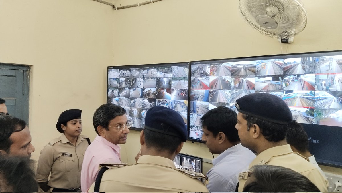 drmmalda's tweet photo. DRM/Malda monitored CCTV operations in the war room, interacted with passengers in the holding areas, and engaged with media at Bhagalpur to review and discuss rush management during the Chhath Festival.
#RushManagement #PassengerFirst #YatriSewa #FestivalSpecialArrangements https://t.co/xAOBMCTV3X