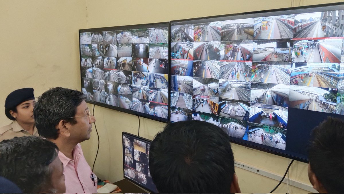 drmmalda's tweet photo. DRM/Malda monitored CCTV operations in the war room, interacted with passengers in the holding areas, and engaged with media at Bhagalpur to review and discuss rush management during the Chhath Festival.
#RushManagement #PassengerFirst #YatriSewa #FestivalSpecialArrangements https://t.co/xAOBMCTV3X
