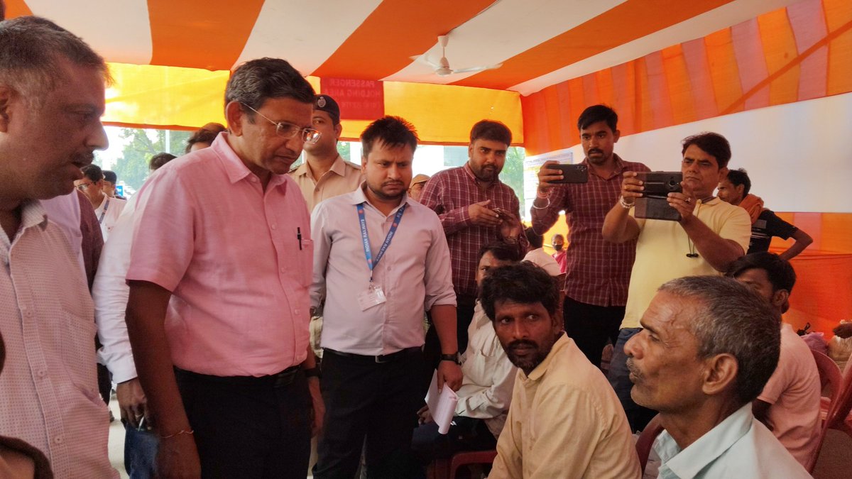 drmmalda's tweet photo. DRM/Malda monitored CCTV operations in the war room, interacted with passengers in the holding areas, and engaged with media at Bhagalpur to review and discuss rush management during the Chhath Festival.
#RushManagement #PassengerFirst #YatriSewa #FestivalSpecialArrangements https://t.co/xAOBMCTV3X