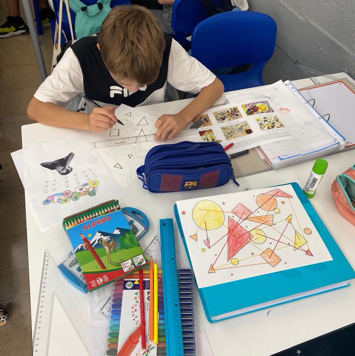 CEM1931's tweet photo. |SECUNDÀRIA|
Els alumes de 1r d’ESO han practicat noves composicions a través de la teoria de Kandinski sobre el punt, la línia i el pla.
👏🏻Enhorabona‼️
#secundària #escola #Mollet #aprendre #Kandinski #art https://t.co/GGOzwUzW53