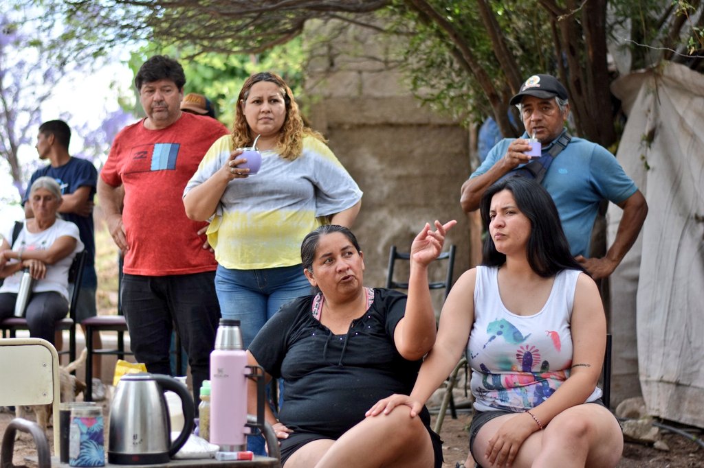 Visitamos el B° Virgen de los Cerros, donde los vecinos y vecinas nos compartieron sus inquietudes y necesidades.
Seguimos escuchando, dialogando y construyendo soluciones junto a nuestra gente.
Este 26 de octubre es con compromiso, es con esperanza, es con <a href="/Federaleslr/">Federales. Defendamos La Rioja</a> 💪🇦🇷