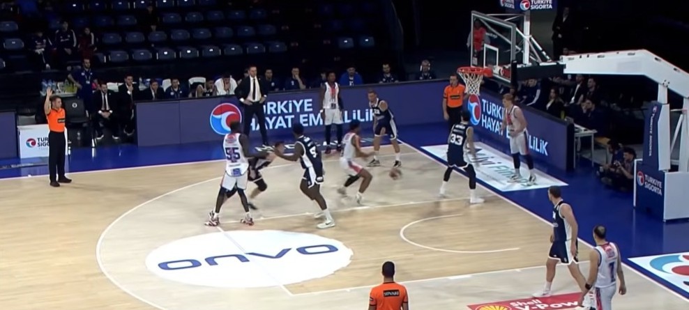 drhalil61's tweet photo. Türkiye Sigorta Basketbol Süper Ligi, Onvo Büyükçekmece - Bahçeşehir Koleji maçında, Kendisine küfreden kişi için, görevliye, ekrandan da duyulan sesiyle “bey efendiyi lütfen dışarı alabilir miyiz” diyen hakemimize, Recep Ankaralı bu hafta maç görev vermeyerek dışarı almış, yazık https://t.co/xdgmZMyhCc