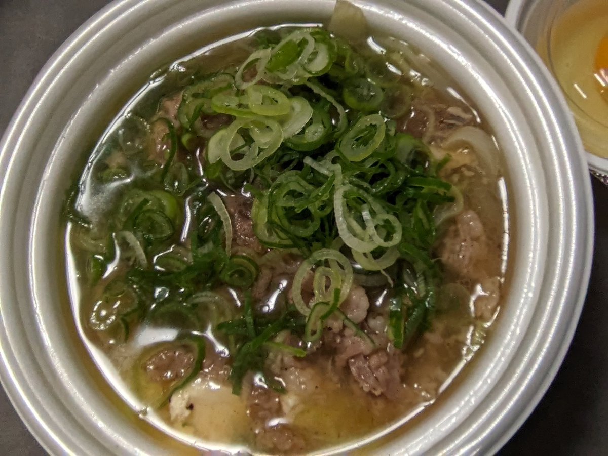 OperaPlusMika's tweet image. #松屋 「具だくさん肉吸い」食べてみた
蓋を開けた瞬間、ネギの香りがふわっと広がり食欲をそそる。
もっと優しい味わいを想像していたが、実際には塩味がしっかり効いていて油分もやや多め。
それでも最後まで美味しくいただけた。
具材も豊富で、想像以上に満足感があり、食べ応えのある一杯だった。