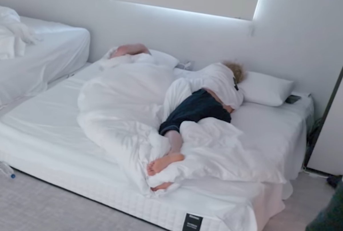 아 먹자빠 틀자마자 개뿜 시발
니키 다 빨개벗고 이불도 안 덮고 자길래 뭐지…? 했는데
옆에있는 희승이형이 
1. 잠결에 이불 다 뺏어감
2. 그와중에 니키 몸 위에 다리 올림
3. 희승이형이 니키 죽부인으로씀(희승은 소시지베개를 품에 끌어안지 않으면 잠에들지못한다…)
희키부자 시트콤력 빡세네