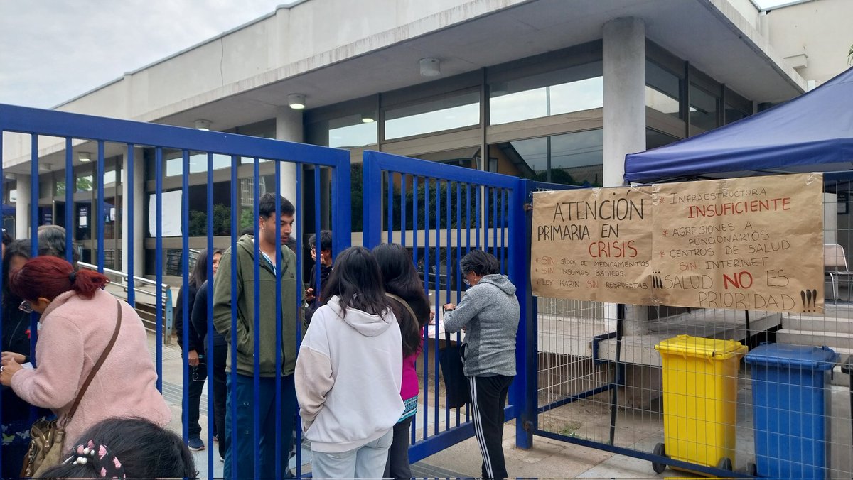 JuanitoPacheco's tweet image. @biobio @tudia_13 @chilevision haciendo honor a la carteleria en sus reclamos ..la salud No es Prioridad muchos vecinos quedaron hoy sin atención médica en Cesfam Bachelet @Muni_Maipu sigue desaparecido @TomasVodanovic Falta de respeto a los usuarios