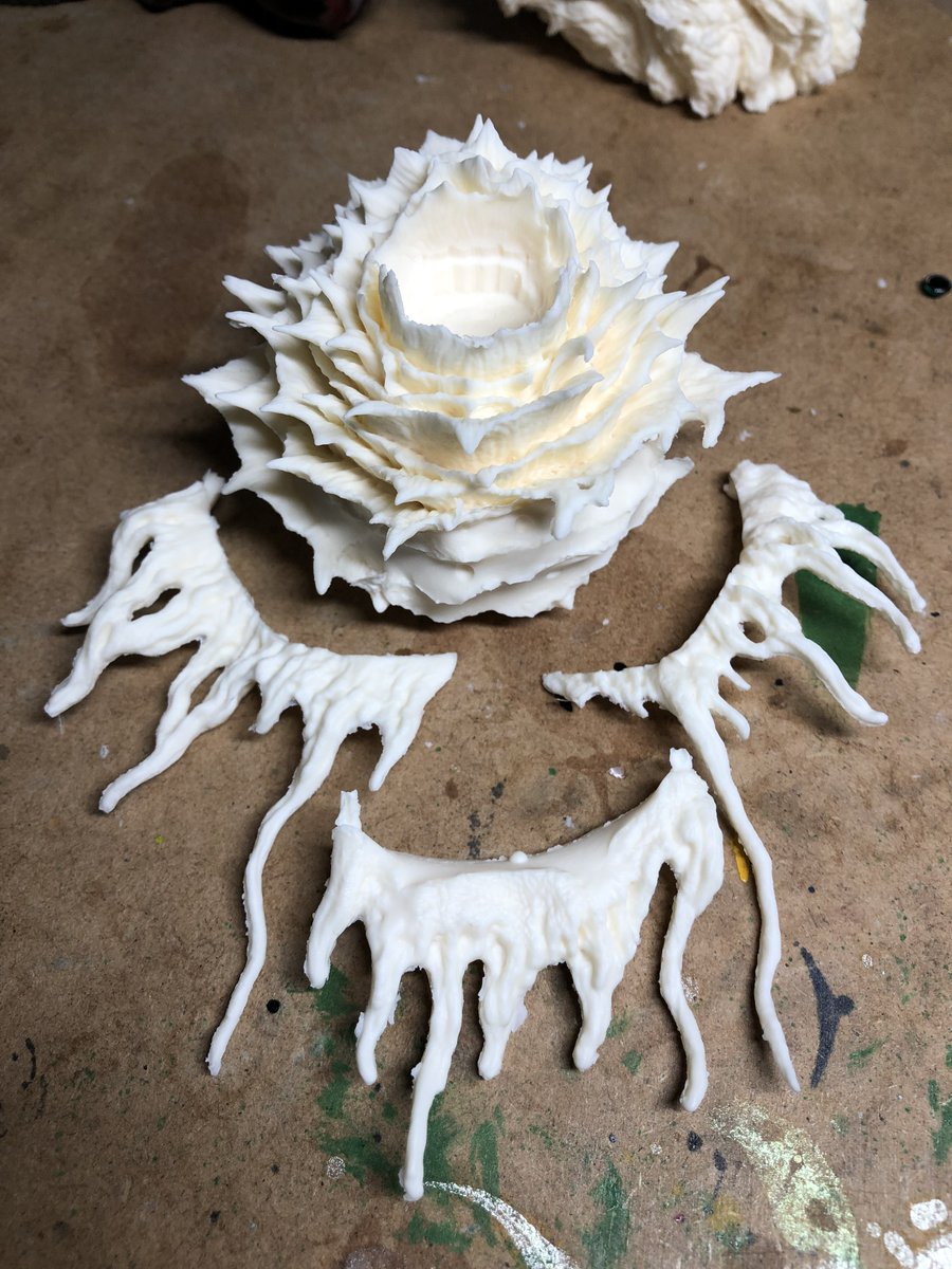 ホビーラウンドに向けて生産作業を😵‍💫😵‍💫
ビオランテのアゴ下の溶けたような花弁は3層構造で、ポスターのシルエットを極力崩さないよう立体的に〜、してあるつもりです。