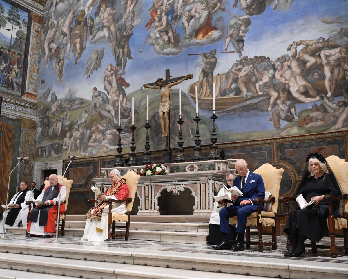 RoyalFamily's tweet image. The King and Queen, accompanied by Pope Leo, have attended a special service in the Sistine Chapel, marking the joining of hands between the Catholic Church and Church of England, in a celebration of ecumenism.
📸 Vatican Media