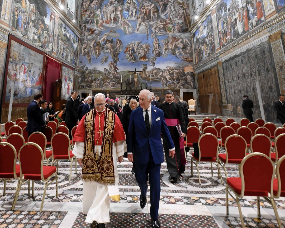 RoyalFamily's tweet image. The King and Queen, accompanied by Pope Leo, have attended a special service in the Sistine Chapel, marking the joining of hands between the Catholic Church and Church of England, in a celebration of ecumenism.
📸 Vatican Media