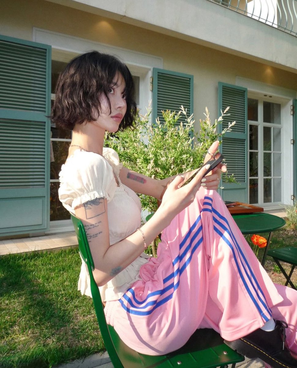 เซ็นเซอรภาพที่ดีมาก Mood&amp;tone ฟิล์มPortraตัวนึงเลย ทั้งภาพและวีดีโอคือดีมาก ห้ามพลาดใครสายสะสม ถ่ายแฟลชหน้าไม่วอกแน่นอน ความละเอียด 7.0 ล้านพิกเซล เล่นง่าย

สภาพ 95% ใหม่มาก แทบไม่มีรอยเลย
ตำหนิ โฟกัสยากเล็กน้อยแต่โฟกัสได้
ราคา 9090 รวมจัดส่ง 
#กล้องดิจิตอล