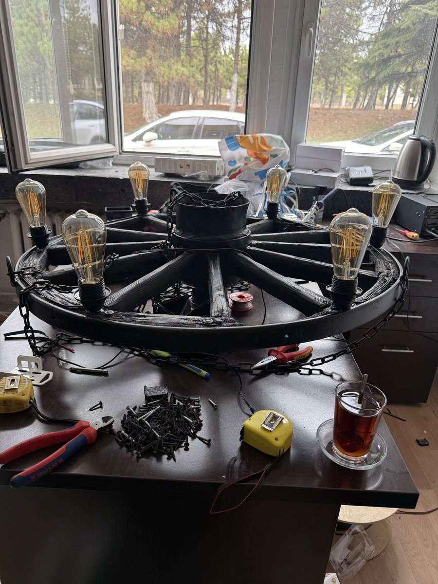 Sizde sanıyorsunuz ki bu eller sadece tweet atıyor