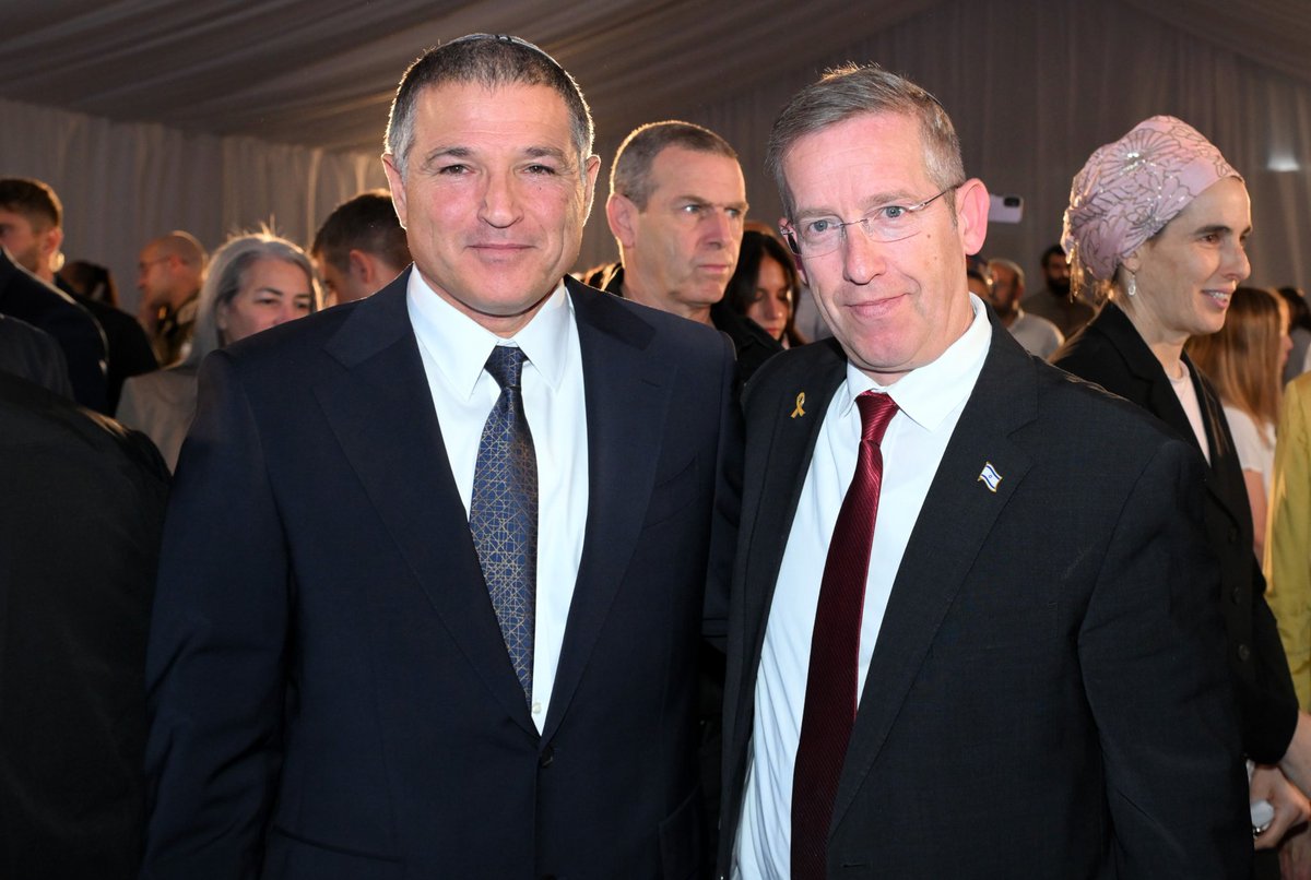 זכיתי לסייע לראש הממשלה בתהליך מינויו של האלוף(מיל.) דוד זיני לתפקיד ראש השב"כ.
היום התקיים במשרד רה"מ טקס מכובד ומרגש במעמד ראש הממשלה ורעייתו, דוד זיני ובני משפחתו, שרים ואישי ציבור.
דוד זיני הוא האיש הנכון, בזמן הנכון, בתפקיד הנכון.
בשם ה' תעשה ותצליח!

 צילום: חיים צח / לע"מ