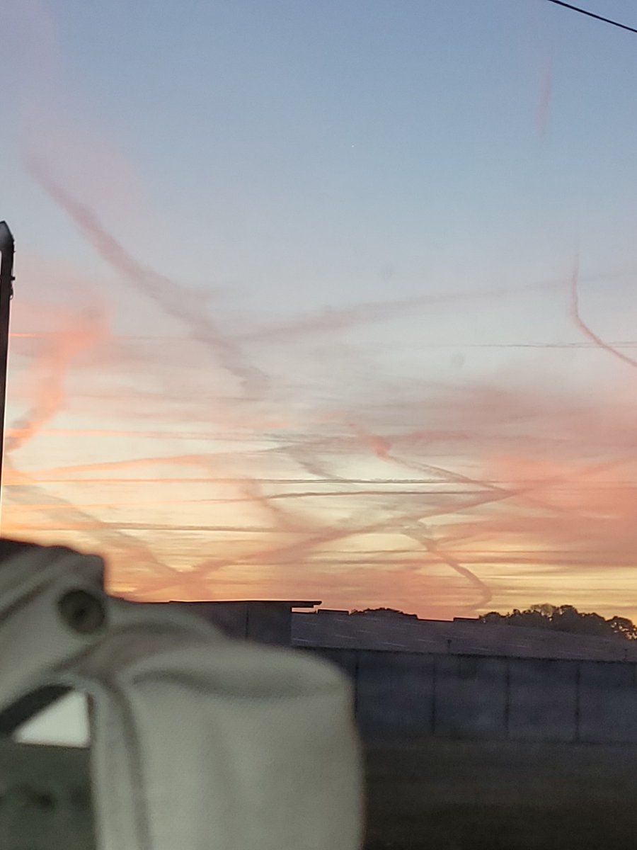 Realtalk2022's tweet image. This BULLSHIT got to stop. 
#Texas #contrails #chemtrails #cloudseeding