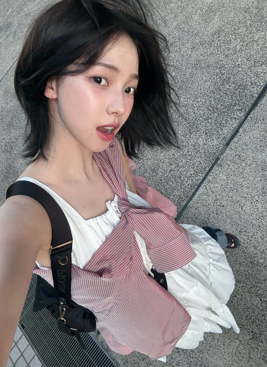 hourlykrn's tweet image. OMG KARINA SO PRETTY?!