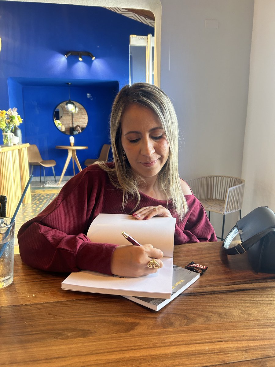 Ayer, la periodista y profe de la ULA Táchira, <a href="/Mariananduque/">Mariana Duque</a> presentó el libro de su coautoría Historia de la palabra “gocho” en Venezuela. Esto, luego de que gracias a ella y Walter Márquez lograran que el término entrara en la RAE