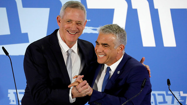 Yair Lapid et Benny Gantz qu'on nous présente toujours comme des politiciens israéliens modérés ont voté en faveur de l'annexion de la Cisjordanie. Il n'y a aucun dirigeant israélien qui soit en faveur de la solution à deux états ou du droit international. La seule façon