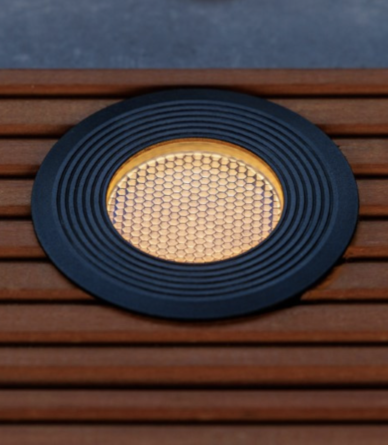 LightProTrade's tweet image. Not a fan of bright, glaring LEDs? The Onyx Deck Light solves it! Use the honeycomb lens to soften the light and reduce glare. Prefer a crisp, clear look? Easily remove the opal glass. 

#DeckingLights #Onyx #NoGlare #OutdoorLiving #VersatileDesign #Lighting #GardenDesign