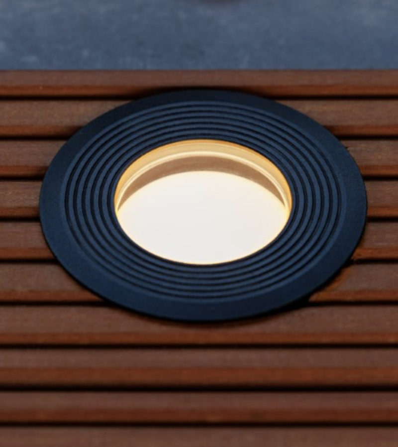 LightProTrade's tweet image. Not a fan of bright, glaring LEDs? The Onyx Deck Light solves it! Use the honeycomb lens to soften the light and reduce glare. Prefer a crisp, clear look? Easily remove the opal glass. 

#DeckingLights #Onyx #NoGlare #OutdoorLiving #VersatileDesign #Lighting #GardenDesign