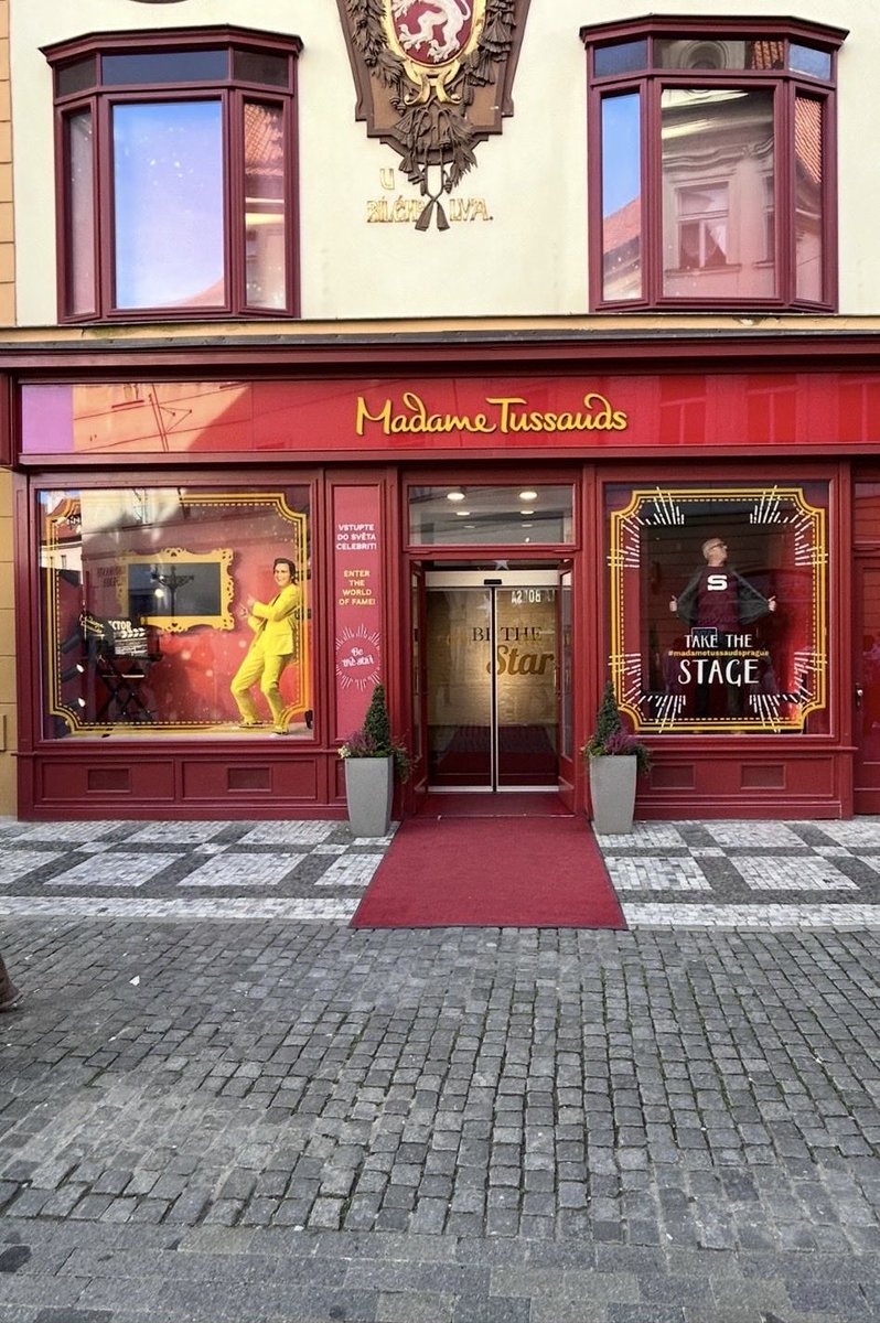 When you share a window at Madame Tussauds Prague with Jim Carey! 🤣🤣

<a href="/HCSpartaPraha/">HC SPARTA PRAHA</a> 💙💛❤️