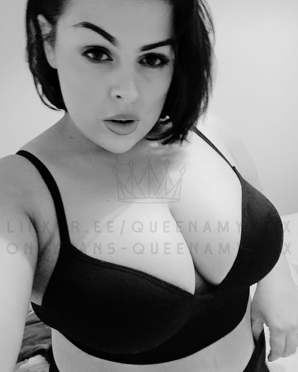 MILFQueenAmy's tweet photo. You dont need colour to be bold🖤🤍 https://t.co/uC298SyqXv