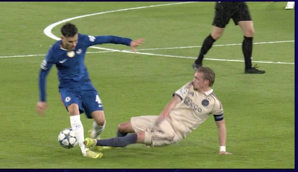 jarguedas's tweet photo. @10JoseAlvarez En cambio esta si fue sancionada con roja en el Chelsea v Ajax. https://t.co/p8IqJ6H7Xn