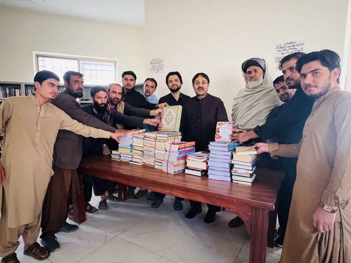 ZayraiPKNAP's tweet image. کوټه د پښتونخوا نېشنل عوامی پارټې صوبای صدر نصرالله زېرې د پښتو اکېډمې لخوا ورکول سوی  113کتابونہ ارواح ښاد عبدالرحیم خان مندوخیل پبلک لاېبریری خلبجی کالویې لاېبریرین احسان الله خلجی ته حواله کړل او په دې مهال د پارټې خلجی کالونې علاقای ملګرې ،لوسنونکی او د علاقې مشران شتون درلود